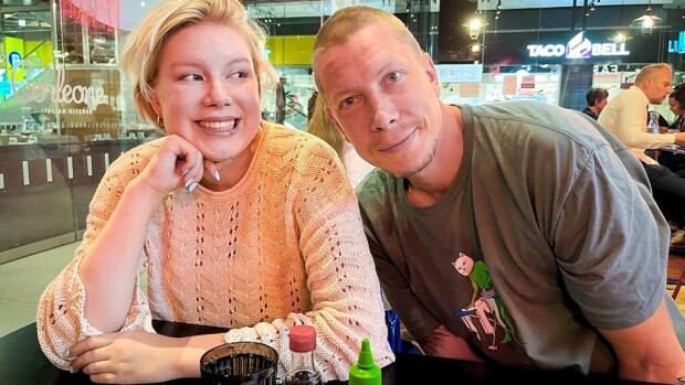 Terapeutti-Villen tytär kertoo tv:ssä perheestään: 'Olen lapsena joutunut sovittelijan rooliin vanhempien riidoissa'