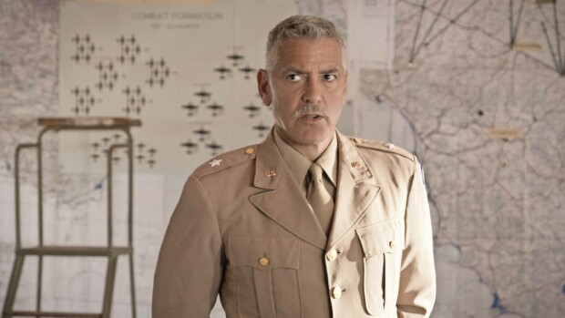 Vain hullut saavat lentää pommikoneita – George Clooney tarttui sotasatiirin klassikkoon Catch-22:een George Clooney uutuussarjassaan Catch-22