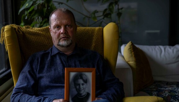 Miki Liukkosen isä Esa Liukkonen pitelee kuvaa Mikistä teini-ikäisenä.