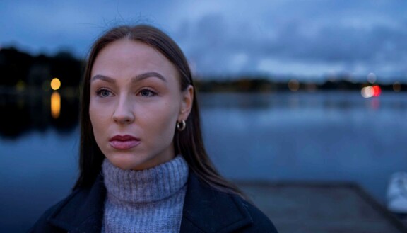 Laura Mononen yritti pitkään auttaa mielenterveysongelmista kärsinyttä parasta ystäväänsä Jasmin Voutilaista.