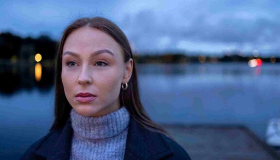 Lauralla on ystävänsä Jasmin Voutilaisen vanhempien lupa puhua avoimesti tämän itsemurhaan johtaneista oloista MOT-ohjelmalle.