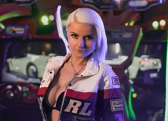 Isovanhemmat pilkkasivat Sinkut paljaana -Lolaa pienestä asti – järkyttävä lapsuus johti vakaviin traumoihin