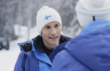 Harri Kirvesniemeä Lahti 2001 -sarjassa näyttelevä Marc Gassot kertoo parjatuista hiihtokohtauksista – valmentaja repesi nauramaan