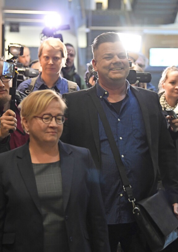 Käräjäsalin käytävällä Jari Sillanpään hymy oli herkässä, vaikka hän oli saanut syytteet lapsipornoon liittyvästä sukupuolisiveellisyyttä loukkaavan kuvan levittämisestä. Häntä puolusti käräjillä asianajaja Riitta Leppiniemi.