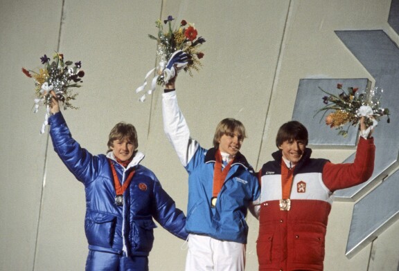 Matti Nykänen valloitti Sarajevon suurmäen talviolympialaisissa 1984. Normaalimäen voitto meni Jensin (vas.) nimiin.