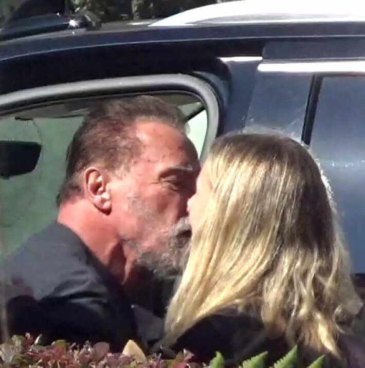 Arnoldin lähtiessä hän kuitenkin moiskautti pusun seuralaisensa huulille.