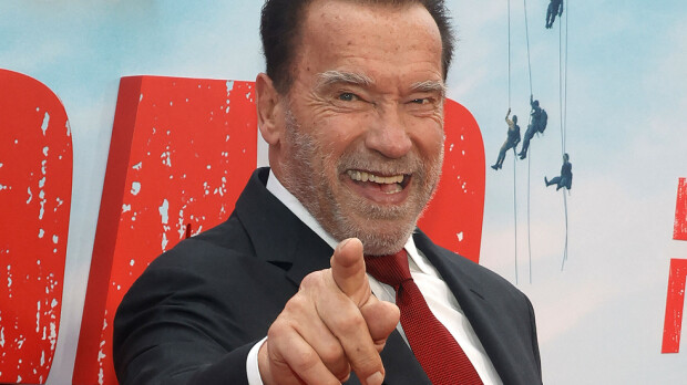 Ohhoh! Varattu Arnold Schwarzenegger, 76, pusutteli nuorta mysteerinaista - kuvat