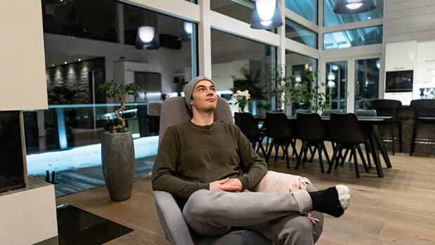 Rikkaat ja rahattomat: Vähävarainen Arttu pääsee todelliselle ökyhuvilalle – käyttää rahat harvinaisen järkevästi rikkaat