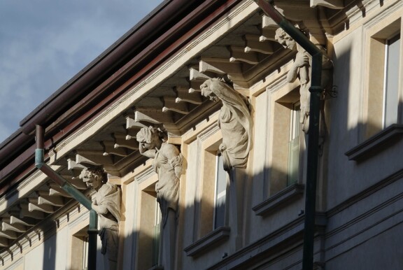 Palazzon seinää koristavat taiteelliset veistokset.