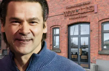 Viiniä ja shotteja! NHL-miljonääri Teppo Numminen dominoi Helsingin yössä – kiekkolegendat juhlivat karaokekuppilassa
