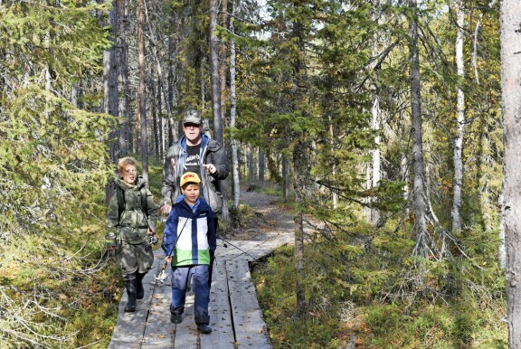 Neumann-trio harrastaa kalastusta. Kuva on 10 vuoden takaa Muoniosta, jossa narrattiin harreja.