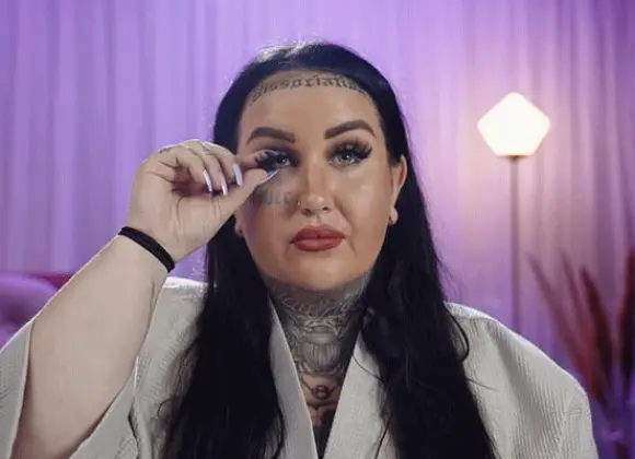 Sinkut paljaana -Jonna kokee shokkiyllätyksen – treffeille saapuu mies, josta hän on tehnyt rikosilmoituksen: "Poikki!"