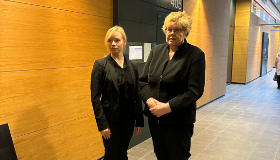 Kuvassa Tikkasen puolustajat Maija Heinonen ja Kerstin Koorti.