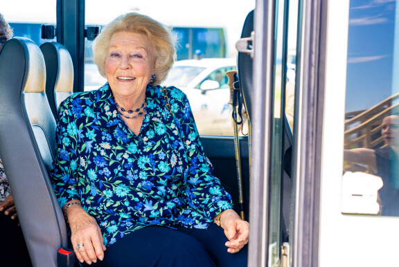 Beatrix hurautti paikalle bussikyydillä ja lähti tarkastelemaan kaunista aluetta kävelysauvojen kanssa.