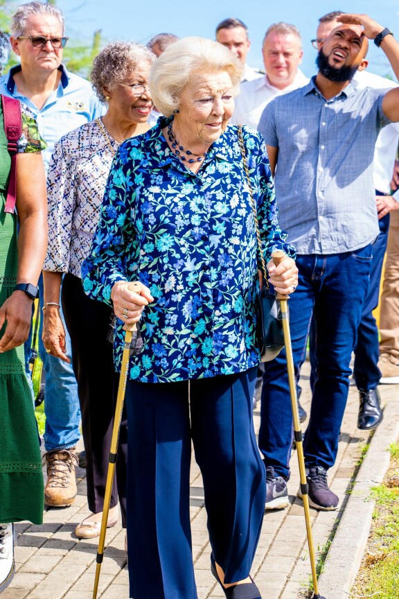 Prinsessa teki tuttavuutta saaren luontoon kävelyretken muodossa.