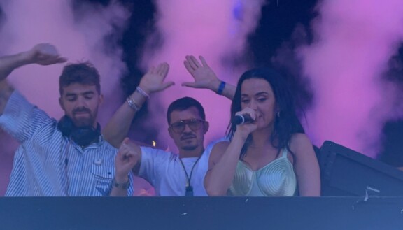 Katy yllätti paikallaolijat lauluesityksellä.