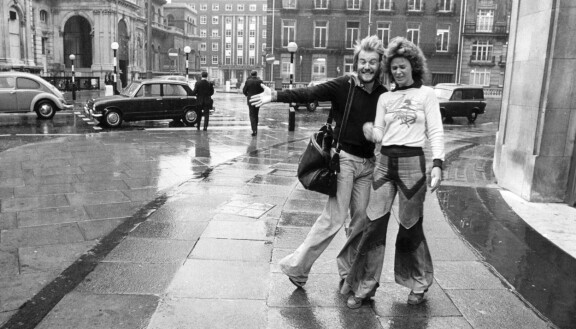 Pörrötukat Lontoossa. Benny ja Anni-Frid silloin, kun kaikki oli vielä hyvin ja lahkeet leveitä. Muuan ongelma tosin Bennyä jo piinasi, ja jonka ratkaisu sai odottaa vielä vuosikymmenet.