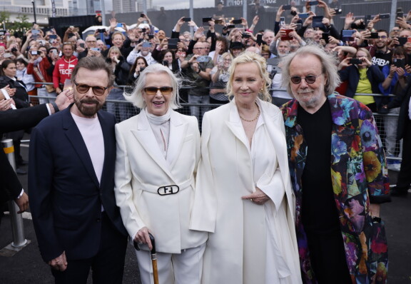Björn, Anni-Frid, Agnetha ja Benny Lontoossa viime vuonna. Mitä mieltä Bennyn kymppitonnin takista?