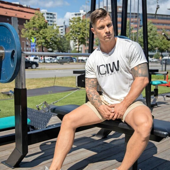 Urhelullinen Joonatan opiskelee näyttelemisen ohessa personal traineriksi. Urhelullinen Joonatan opiskelee näyttelemisen ohessa personal traineriksi.