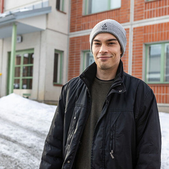 Rikkaat ja rahattomat: Vähävarainen Arttu pääsee todelliselle ökyhuvilalle – käyttää rahat harvinaisen järkevästi rikkaat ja rahattomat