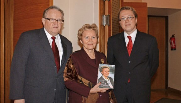 Eeva Ahtisaaren Juuret ja siivet -kirjan julkistamistilaisuudessa olivat mukana Martti ja Marko Ahtisaari.