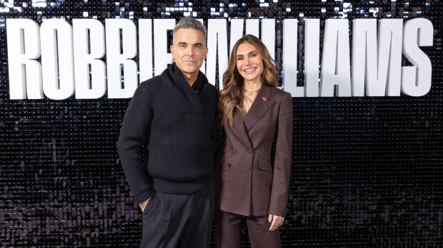 Robbie Williams oksensi kokaiinipäissään ensitreffeillä vaimonsa kanssa – oli juuri saattanut seksikumppaninsa ulos Robbie Williams and Ayda Field attend the launch of the Robbie Williams pop up in Covent Garden to celebrate his Netflix documentary, “Robbie Williams” at the London Film Museum on November 1, 2023 in London, England. (Photo by StillMoving.Net for Netflix)