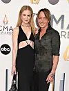 Aviomies, kantrilaulaja Keith Urban jäi vaimonsa varjoon kulahtaneen näköisessä kauluspaidassaan.