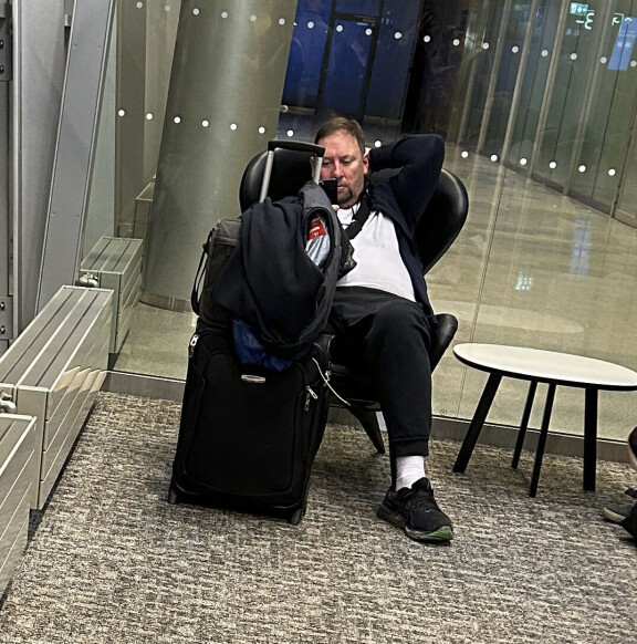 Paavo Arhinmäen olemus yllätti lentoasemalla – paljonkertova kuva