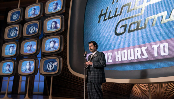 Jason Schwartzman esittää nälkäpelishown juontajaa Lucky Flickermania, joka on myös meteorologi ja amatööritaikuri.