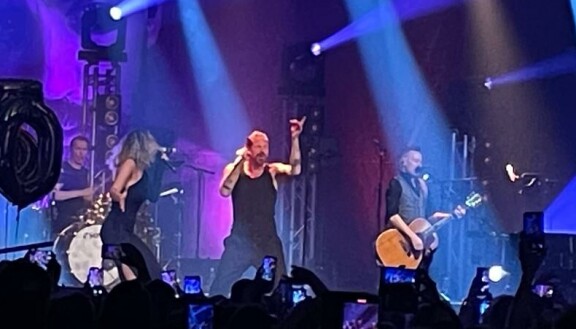 Tytär otti lavan haltuun isänsä kanssa. Molemmat olivat valinneet ylleen mustat vaatteet.