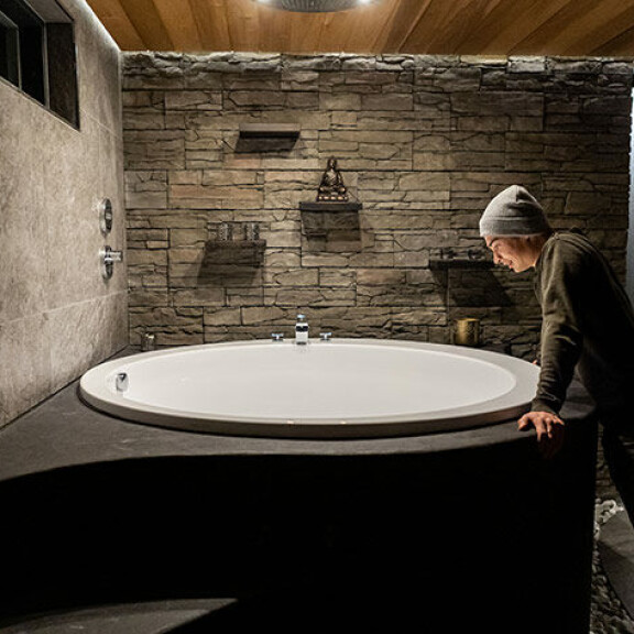 Rikkaat ja rahattomat: Vähävarainen Arttu pääsee todelliselle ökyhuvilalle – käyttää rahat harvinaisen järkevästi rikkaat ja rahattomat