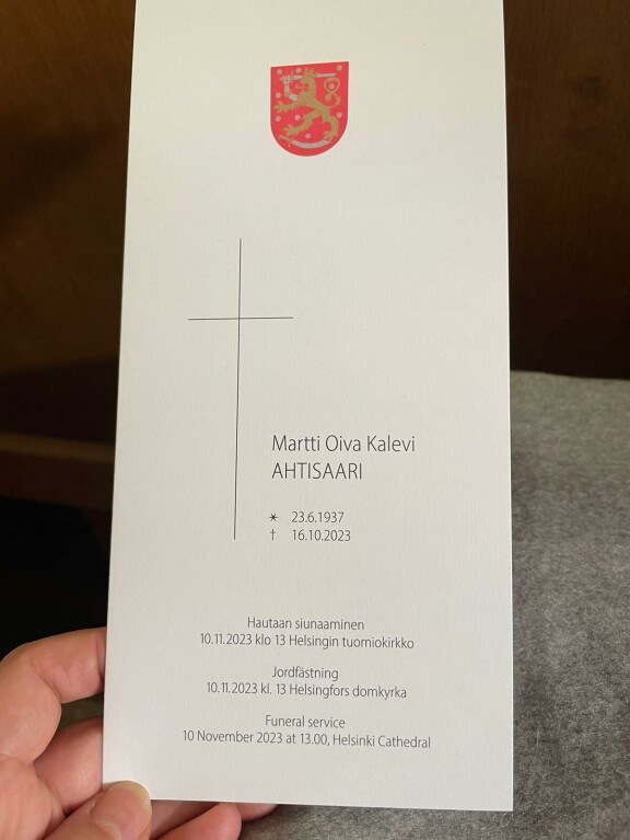 Tällainen on Martti Ahtisaaren siunaustilaisuuden ohjelma, joka jaettiin vieraille kirkossa.