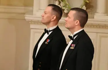 Linnan juhlien komea "käsidesimies" teki paluun Ahtisaaren hautajaisissa