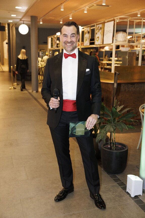 Juri Silvennoinen näkyy usein sosiaalisessa mediassa alastonuintikuvissa mökiltään. - Ja uintireissut jatkuvat kunnes jää on tullut, Juri vakuutti.