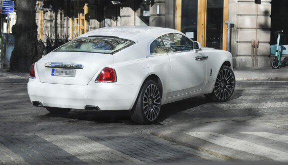 Monet julkkikset köröttelevät liikenteess näyttävillä menopeleillä. Kuvassa Jare Tiihosen Rolls-Royce.