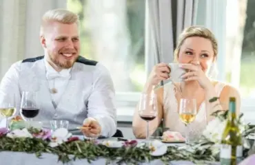 Ensitreffit alttarilla -Venla ja Karl jakoivat ilouutiset