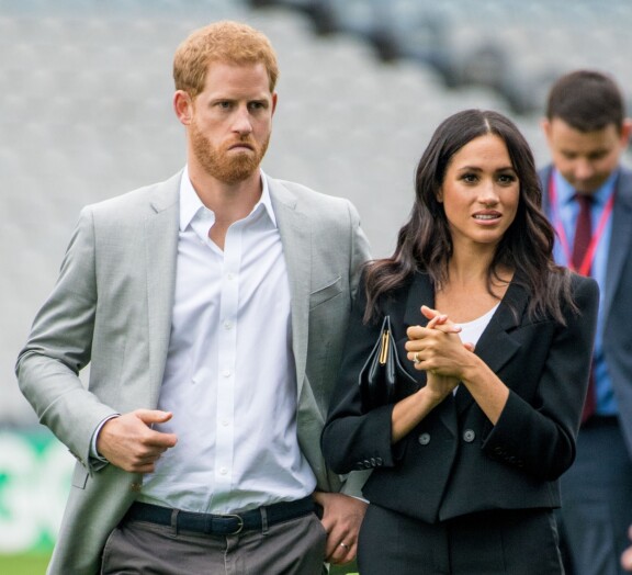 Samanthan isä Thomas meni naimisiin Meghanin äidin Dorian kanssa, jolloin heistä tuli toistensa puolisisaret. Samantha on solvannut siskoaan eri tavoin Harryn ja Meghanin häistä asti, sillä häntä ei kutsuttu juhliin.