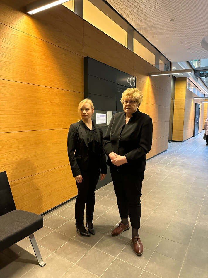 Kuvassa Tikkasen puolustajat Maija Heinonen (vas.) ja Kerstin Koorti. Kuvassa Tikkasen puolustajat Maija Heinonen (vas.) ja Kerstin Koorti.