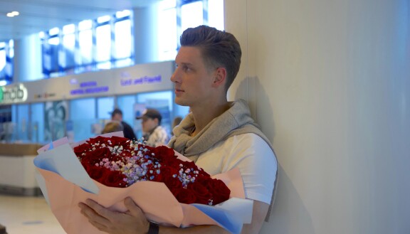 Justin odottamassa Nikkiä Moldovassa. Justin continues to wait for Nikki with flowers at the airport in Moldova.