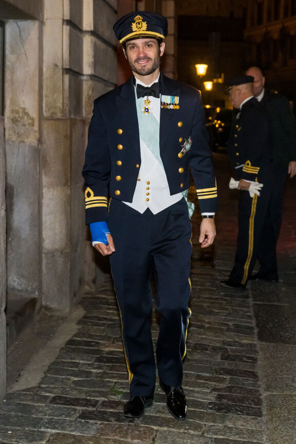 Reilun viikon verran kotona toipilaana ollut Carl Philip edusti maanantaina hymyileväisenä käsi paketissa.