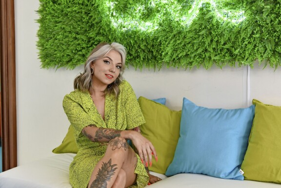 Veronica tunnetaan somepersoonana, lisäksi hän on juontanut esimerkiksi Love Island Suomea.
