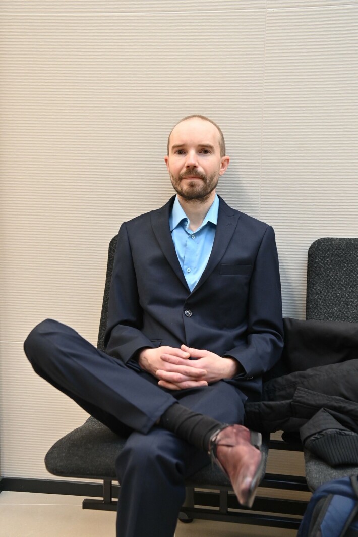 Harri Olli odotteli käsittelyn alkamista. Harri Olli odotteli käsittelyn alkamista.