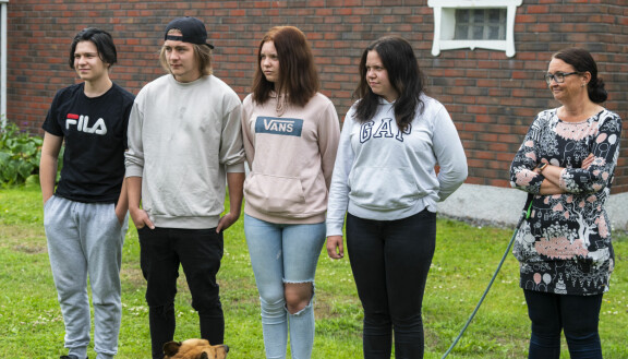 Nuoret huomaavat Duudsonien opastuksen kautta Jetta-äidille jäävän valtavan vastuun kotitöistä.