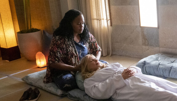 Natasha Rothwell (vasemmalla) ansaitsi viime vuonna The White Lotus -roolistaan parhaan naissivuosanäyttelijän Emmy-ehdokkuuden.