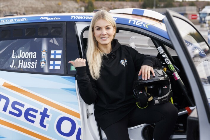 Janni on toiminut myös kartturina tänä vuonna rallikuski Lauri Joonalle. Janni on toiminut myös kartturina tänä vuonna rallikuski Lauri Joonalle.