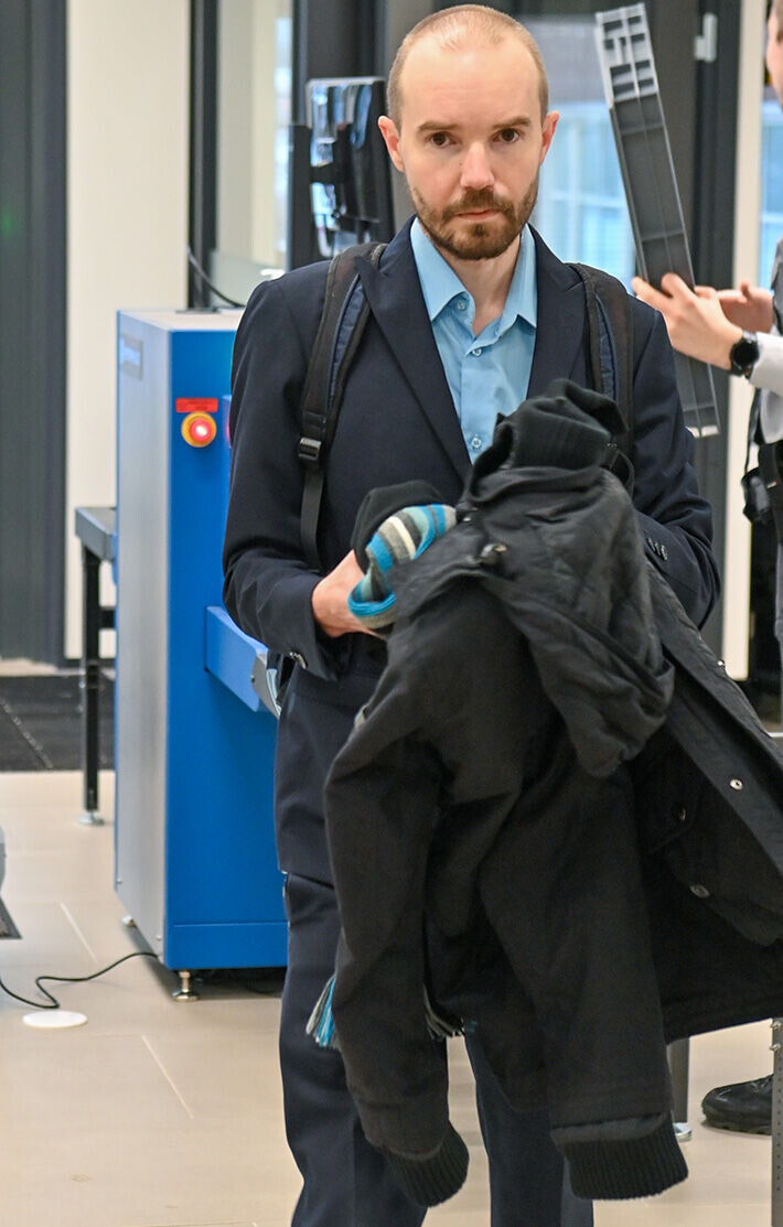 Harri Olli saapui käräjille vaitonaisena. Harri Olli saapui käräjille vaitonaisena.