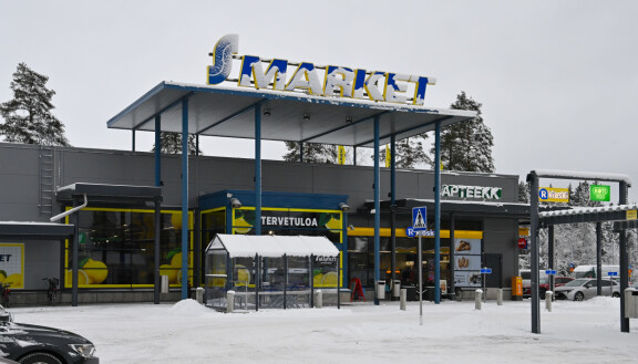 Tilanne eskaloitui S-Marketin pihalle, jossa Harri Olli luovutti lapsensa.