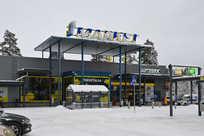 Tilanne eskaloitui S-Marketin pihalle, jossa Harri Olli luovutti lapsensa. Tilanne eskaloitui S-Marketin pihalle, jossa Harri Olli luovutti lapsensa.
