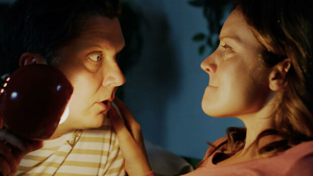 Tästä syystä Onnela-tähti Elena Leeve ei yritä imitoida Solsidania Onnela, kausi 5, jakso 8. Antti Hyvärinen (Eero Ritala) huomaa uutta Saaran (Elena Leeve) hampaissa.