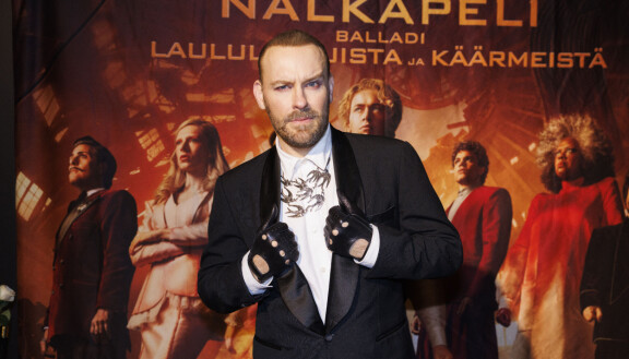 Sampolla oli yllään erittäin tarkasti pukukoodiin sopiva asu.